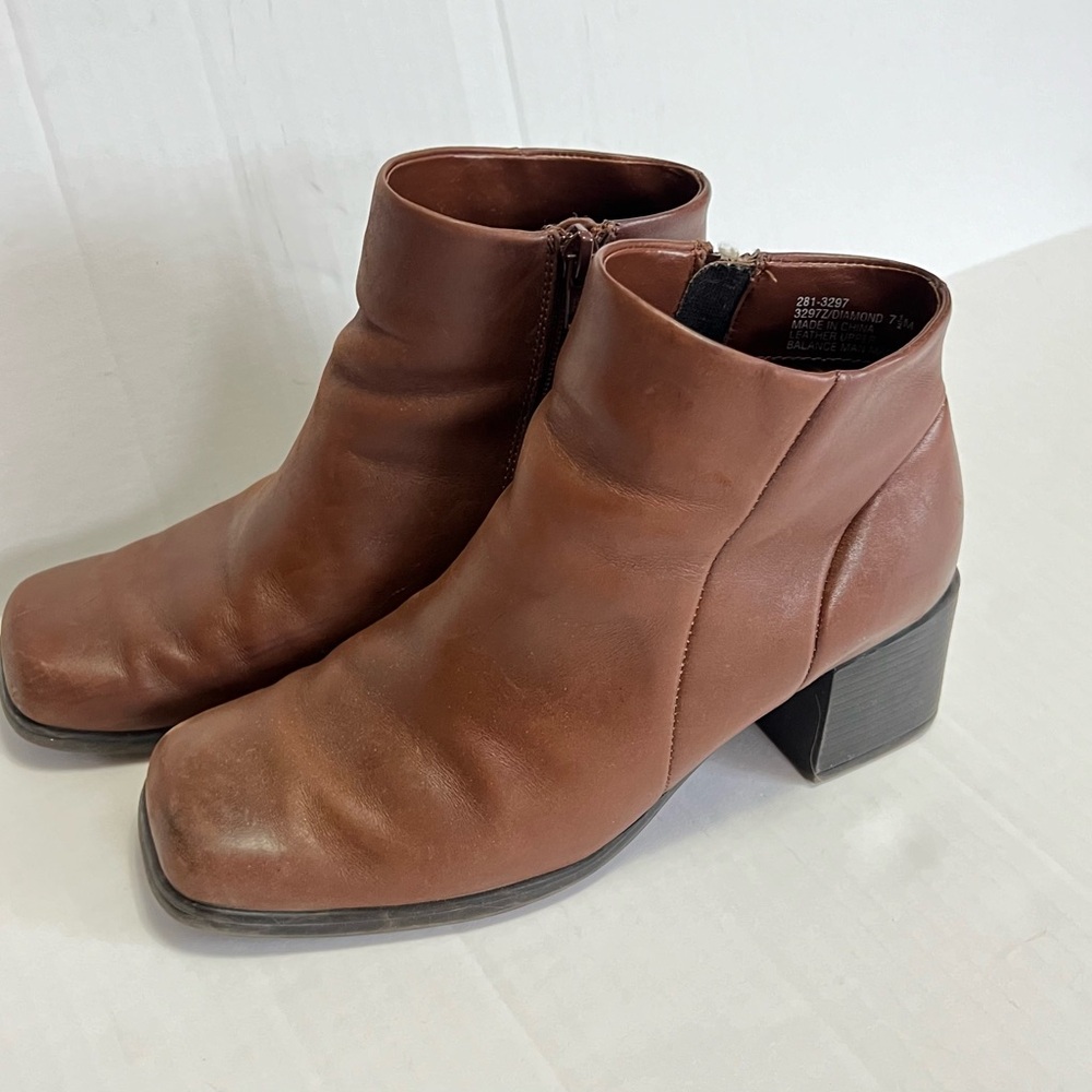 White Mountain Diamond Leather Ankle Boot Square Toe Side Zip Flex Sole 7.5 M